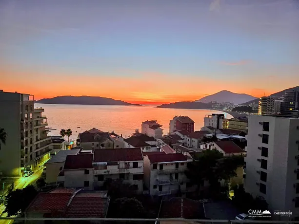 Geräumige Wohnung mit Meerblick in Rafailovići — 122 m², Garage inklusive